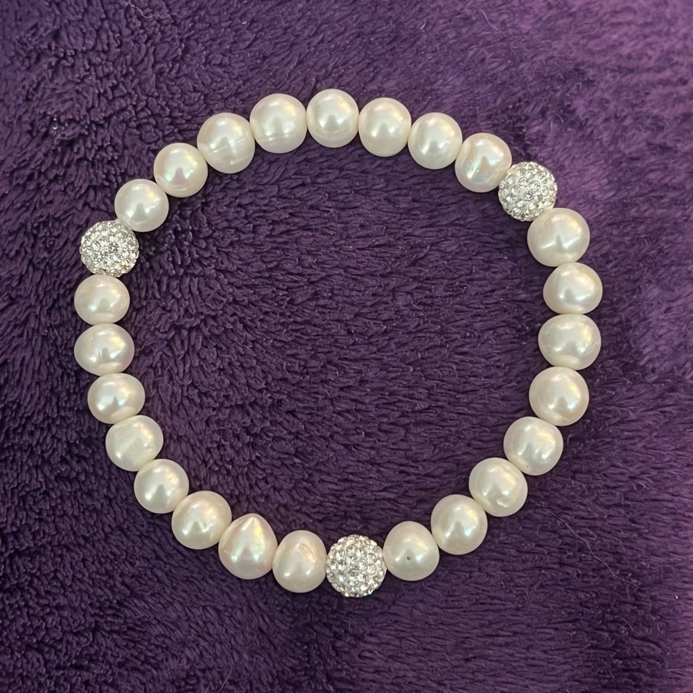 💖This first class bracelet is white pearly beads with 3 silver sparkly be…
